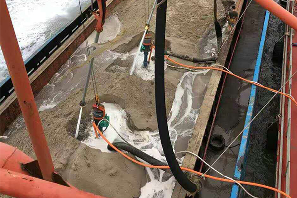 立式泥沙泵抽取運(yùn)沙船