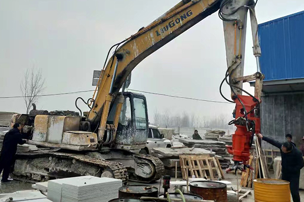 液壓潛水泥沙泵安裝在挖掘機挖臂