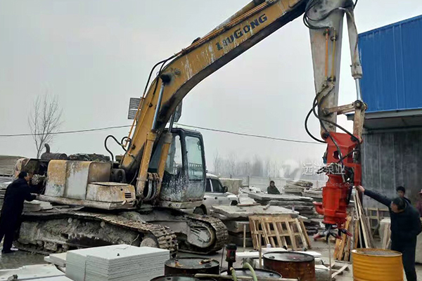 遠洋牌潛水抽沙泵安裝在挖掘機上